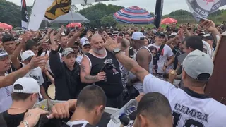 Torcida protesta no CT do Corinthians e Luxa age como “escudo” para conter crise