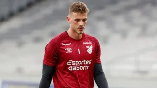 Bento volta da seleção com indefinição sobre futuro