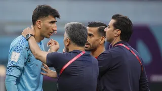 Internet não perdoa: goleiro do Irã que saiu machucado viraliza pelo tamanho do nariz