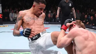 Carlos Prates dá salto no ranking do UFC e fica perto do cinturão