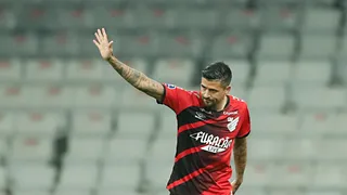 Lucho se aposenta e recebe homenagens em despedida dos gramados
