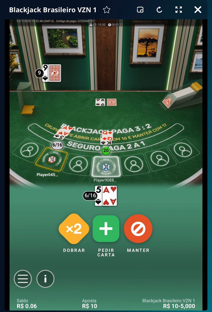 Mesa de blackjack online com cartas distribuídas e botões para dobrar, pedir carta ou manter.