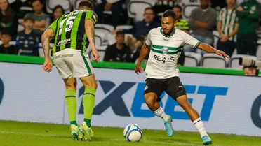 Volante se destaca em vitória do Coritiba e ganha elogio de técnico