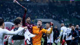 Tensão, alívio e festa: torcida do Athletico cala Allianz Parque em classificação na Libertadores