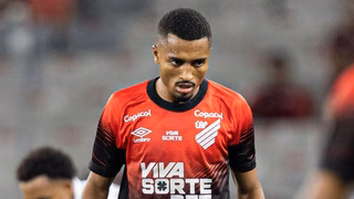 Apontado por indisciplina por ex-técnico, Leozinho perde espaço no Athletico