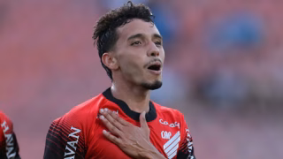 Artilheiro do Athletico é internado antes de duelo com o Botafogo