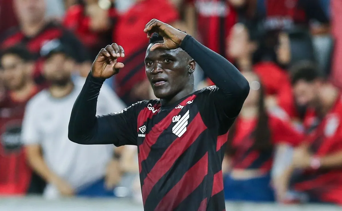 Kevin Viveros comemora gol pelo Athletico contra o Vitória na Arena da Baixada