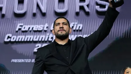 Poatan recebe premiação histórica do UFC por trabalho no Brasil