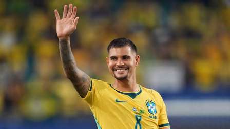 Destaque na Copa, Bruno Guimarães recebe oferta milionária de gigante europeu