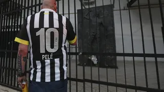 Presidente pedirá que camisa 10 do Santos não seja mais usada em homenagem a Pelé