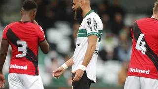 Sem Chancellor, Coritiba abre disputa por posição na zaga; veja opções