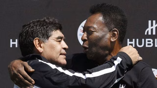 O curioso “parabéns” cheio de picardia de Pelé a Maradona no Twitter