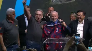 Lula posa com camisa do Paraná Clube em Curitiba