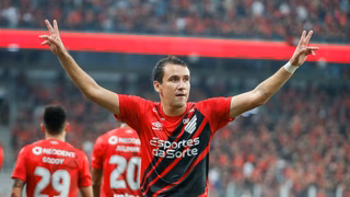Ídolo marcado por rebaixamento se despede do Athletico: “Nunca foi um contrato ou um troféu”