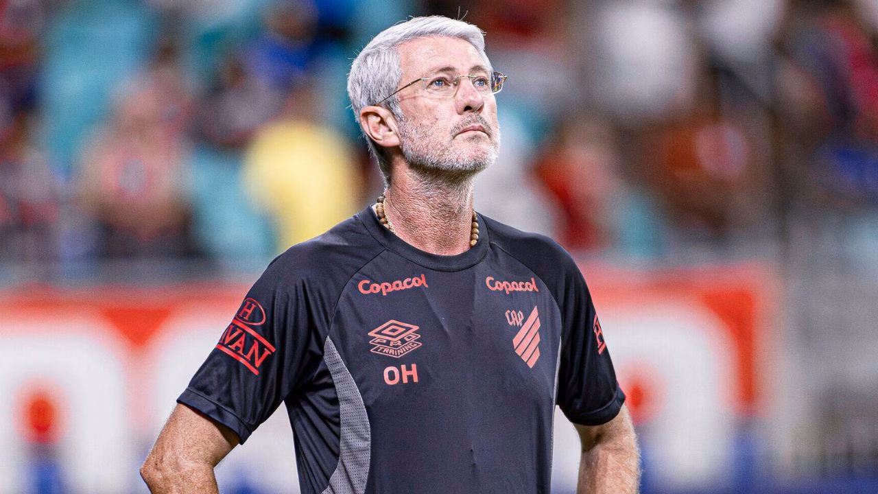 Odair Hellmann à beira do campo durante jogo do Athletico