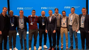 CEO do Coritiba recebe diploma da Fifa ao lado de Fernandinho, do Athletico