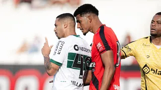 Coritiba faz jogo abaixo das expectativas com o Atlético-GO, mas segue no G4