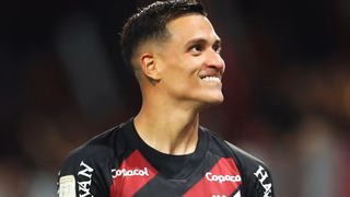 Volante do Athletico é convocado para a Copa; artilheiro do Brasileirão fica fora