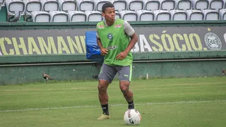 Morínigo deve recorrer a jovem de 18 anos ou improvisar na lateral do Coritiba
