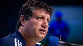 Adilson Batista mostra recuperação após infarto e deve deixar UTI no domingo
