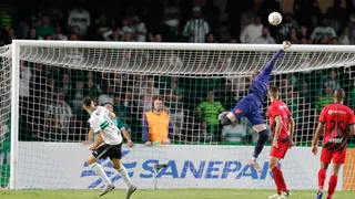 Bento admite falta de atenção do Athletico em gol do Coritiba, mas vê resultado justo