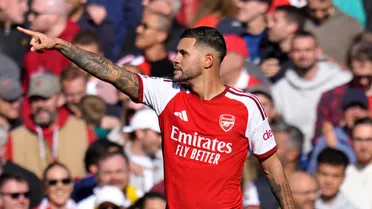 Ex-Athletico vira herói no Arsenal e ganha aval para jogar como camisa 10