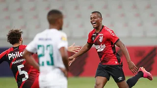 Com gol chorado, Athletico vence América-MG na estreia do Brasileirão