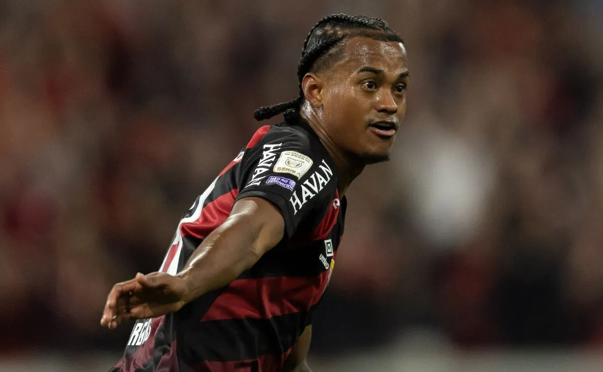 Kerwin Vargas comemora gol pelo Athletico diante do Red Bull Bragantino