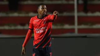 Zagueiro estreia pelo Athletico e aumenta briga no setor defensivo