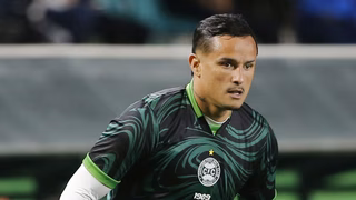 Coritiba encaminha venda de atacante a clube paraguaio