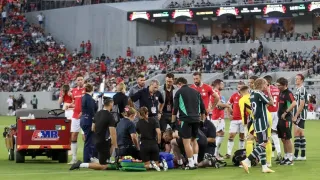 Artilheiro do time de Ryan Reynolds tem pulmão perfurado durante jogo e assusta