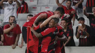 Amistoso do Athletico tem estreias, vaias a Valentim e goleada na Arena