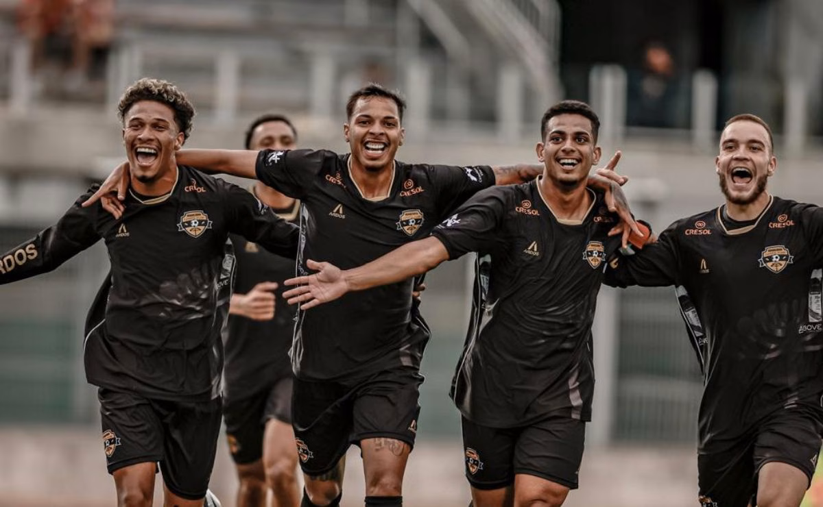Jogadores do Araucária comemoram vitória nas quartas da Segundona