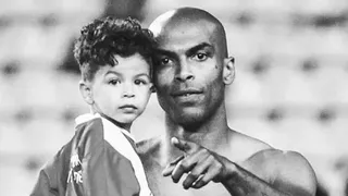 Filho de 4 anos do zagueiro brasileiro Naldo morre após um mês internado por causa de acidente