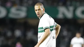 Lesionado em jogo da Argélia, Slimani fica no exterior e inicia tratamento fora do Coritiba