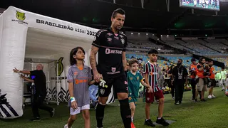 Fábio renova com o Fluminense e jogará até os 45 anos