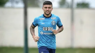Lateral do Coxa, Victor Luis é sondado para jogar pela seleção da Lituânia