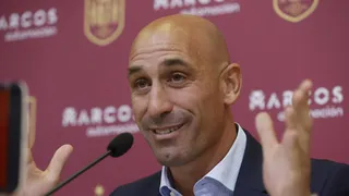 Dirigente que beijou atacante espanhola renuncia à presidência da federação