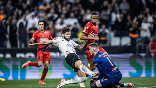 Bento falha feio, Athletico perde para o Corinthians e segue fora do G6