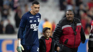 Criança dá baile em segurança, invade gramado e faz pedido fofo a jogador do Athletico