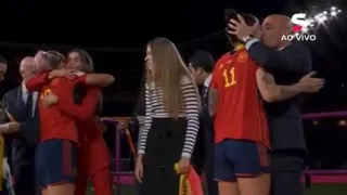 Ministro da Espanha considera inaceitável beijo de dirigente em jogadora e exige desculpas