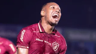 Londrina faz maior goleada dos últimos 10 anos e respira na Série B
