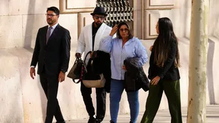 Irmão e mãe de Daniel Alves comemoram decisão de liberdade provisória