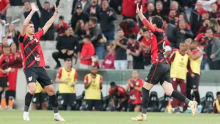 Athletico acorda de vez e só não vence por falhas do ataque