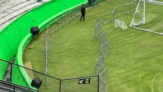Temendo invasão no Atletiba, Coritiba reforça grades no gramado do Couto Pereira