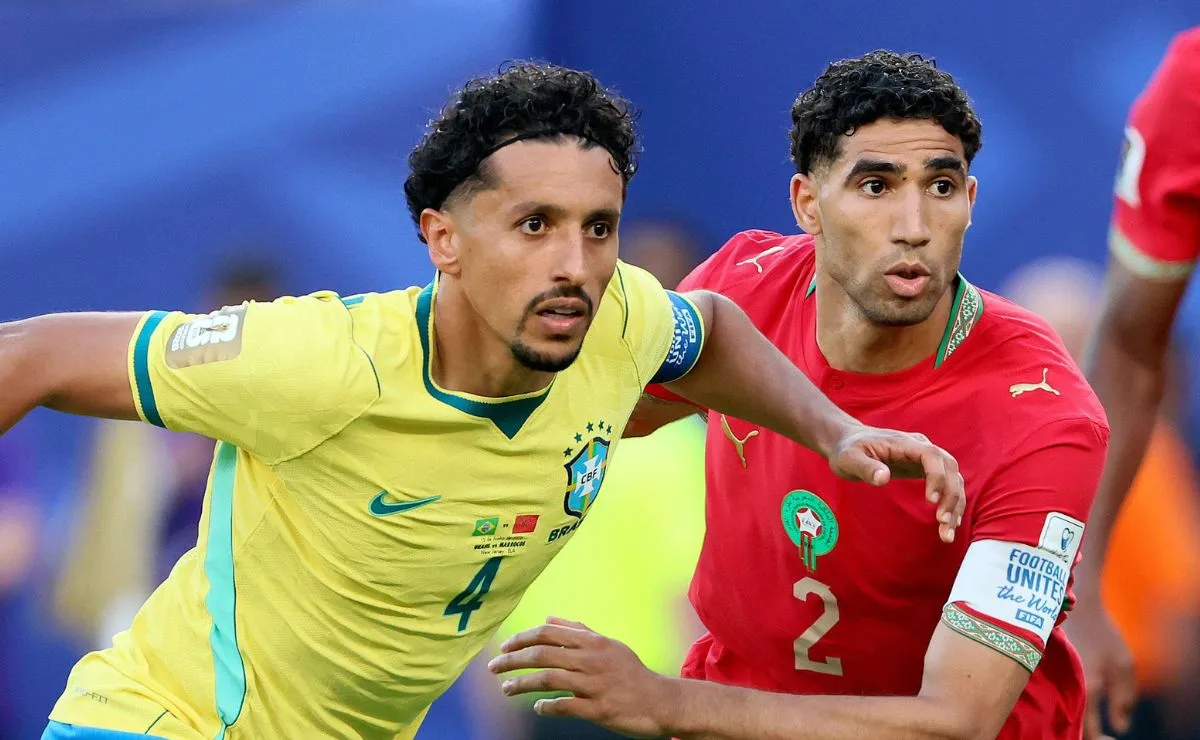 Marquinhos disputa a bola com um jogador de Marrocos durante a estreia do Brasil na Copa do Mundo de 2026.