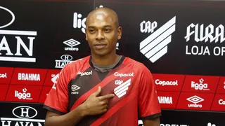 Fernandinho tem nome publicado no BID e é relacionado contra o Atlético-GO