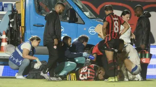 Lateral emprestado pelo Coritiba sofre lesão grave e sai de ambulância; assista ao vídeo