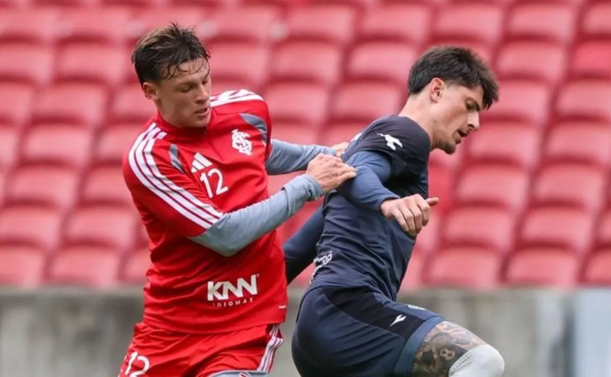 Jogadores de Coritiba e Internacional disputam lance durante o jogo-treino realizado no estádio Beira-Rio, em Porto Alegre.
