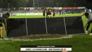 Placa de publicidade vira rodo e “enxuga” gramado em jogo do Paraná Clube no Ruralzão